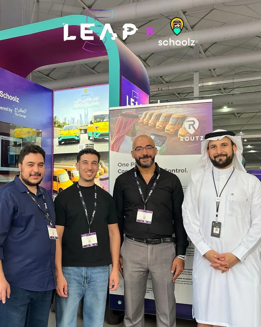 فريق Schoolz مع أحد زوار جناح الشركة في معرض LEAP 2026 بالرياض