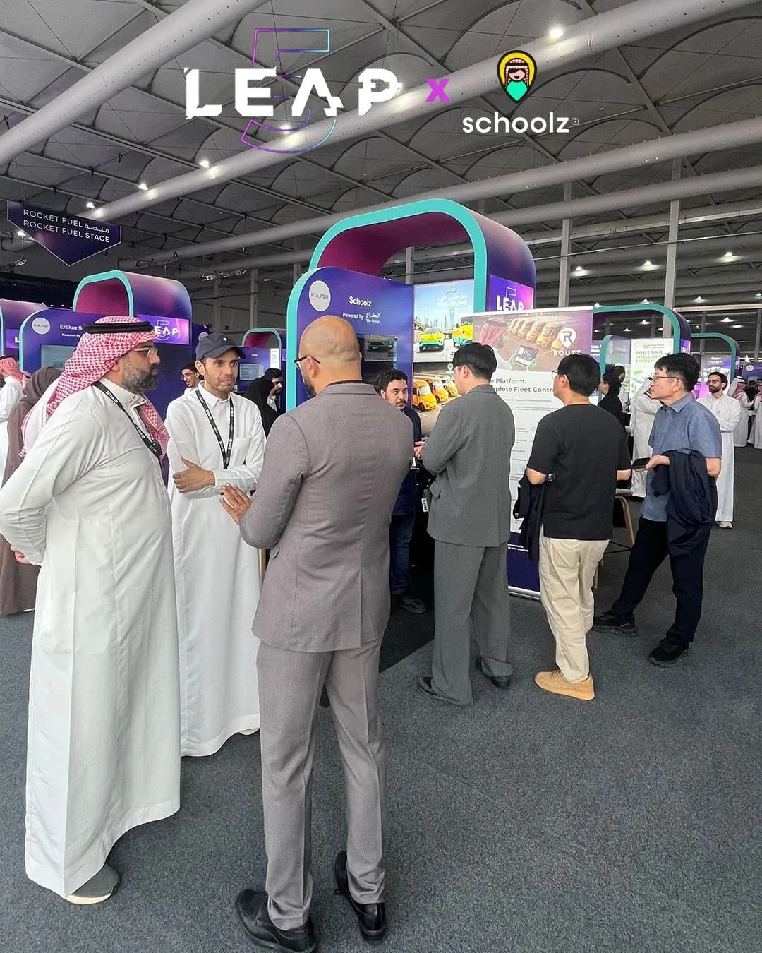زوار يتعرفون إلى حلول Schoolz وRoutz في جناح LEAP 2026