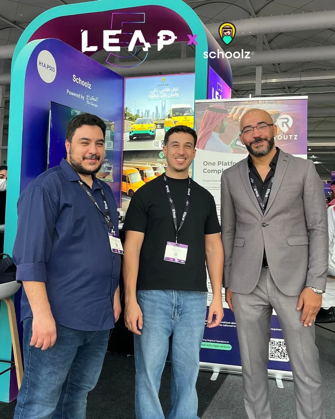 أعضاء من فريق Schoolz أمام جناح الشركة في LEAP 2026
