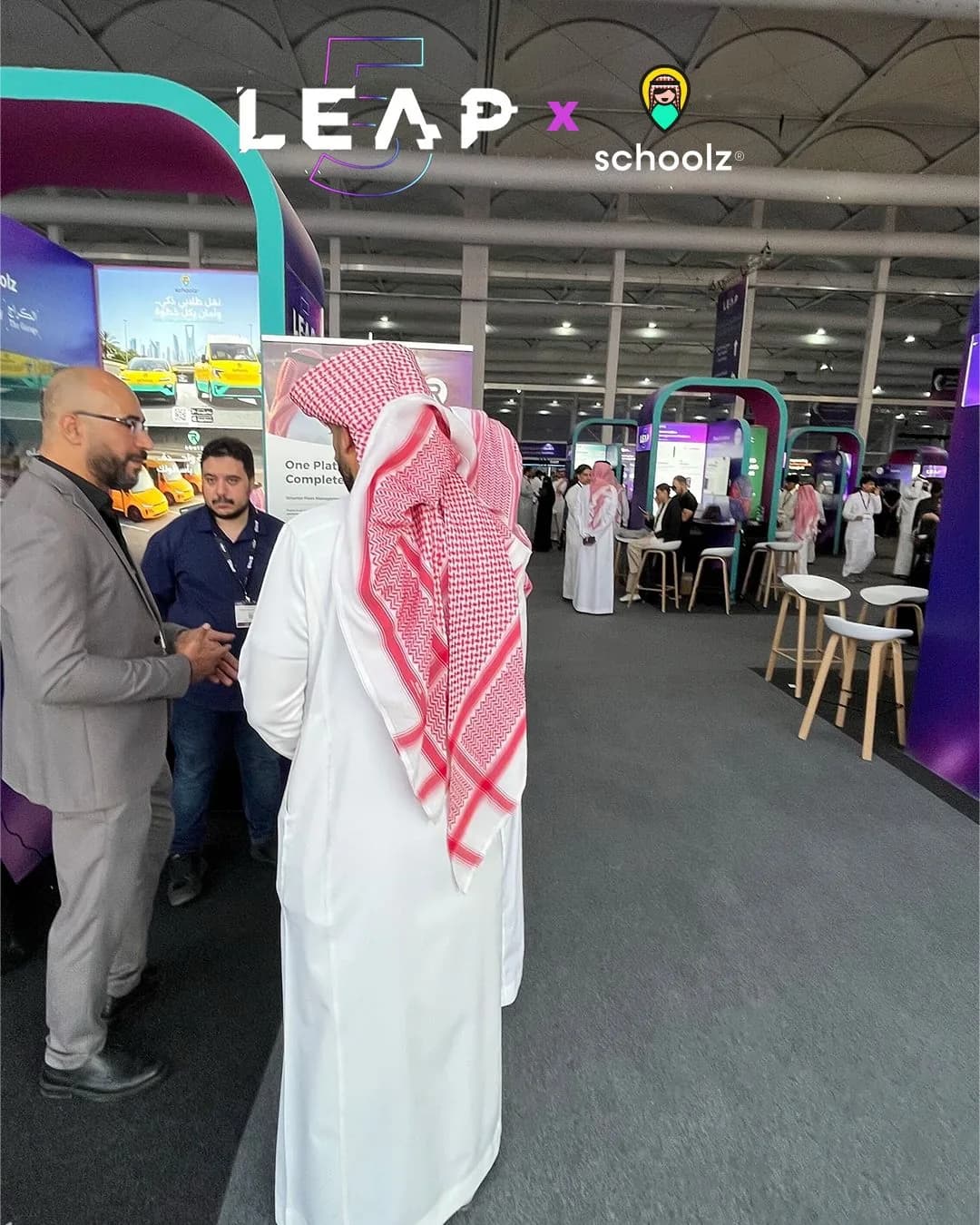 نقاش مع أحد زوار جناح Schoolz في LEAP 2026